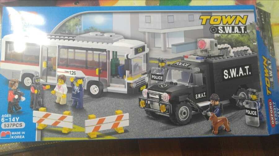 公交车和警察